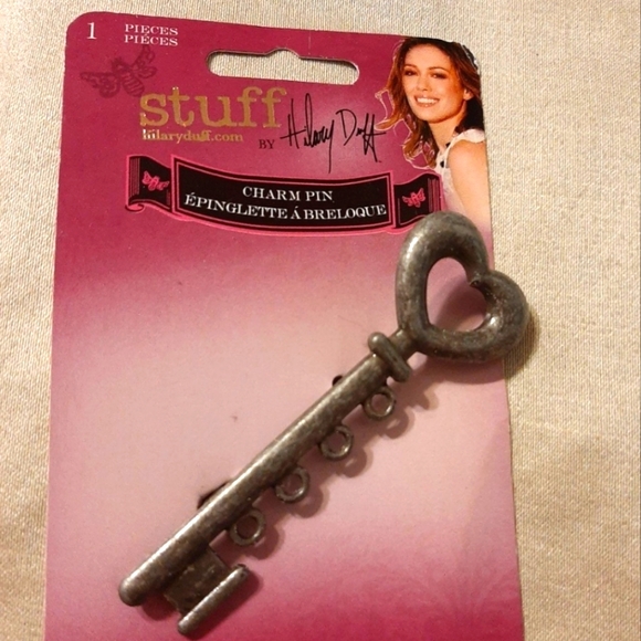 Hillary Duff Heart key hole brooch Pin new - Picture 1 of 2